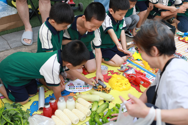 孩子們售賣蔬菜、玩具。大學(xué)城樹人幼兒園供圖