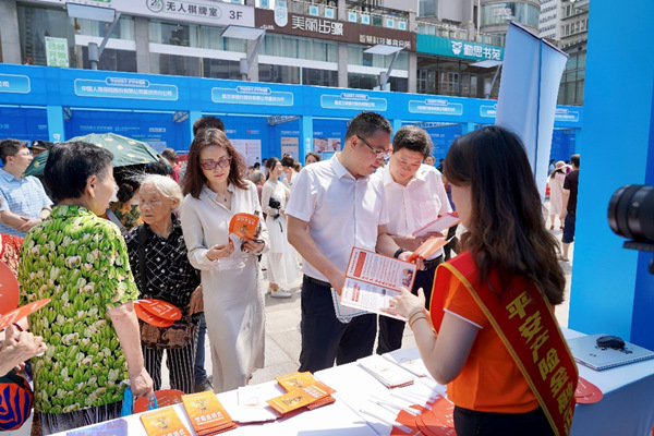 平安產(chǎn)險重慶分公司在活動現(xiàn)場設(shè)置宣傳展臺，發(fā)放宣傳折頁。平安產(chǎn)險重慶分公司供圖