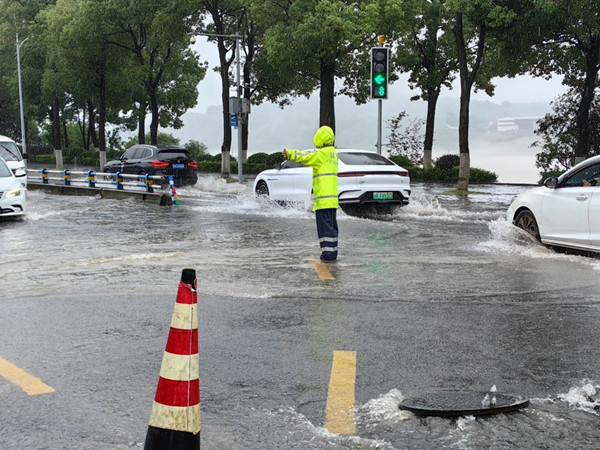 機(jī)動(dòng)大隊(duì)渝警驍騎隊(duì)員疏導(dǎo)車輛有序通行。巴南區(qū)交巡警供圖