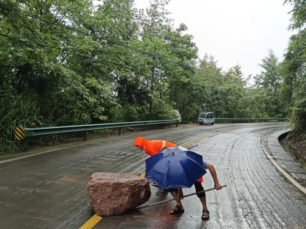 6月27日，大足龍崗養(yǎng)護(hù)工人在S302線大足雙山公路段排險(xiǎn)保暢。蔣文友攝