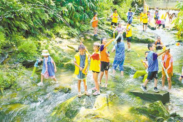 　6月30日，北碚區(qū)龍王村，孩子們在清澈的溪流中打水仗。記者 李雨恒 攝/視覺重慶