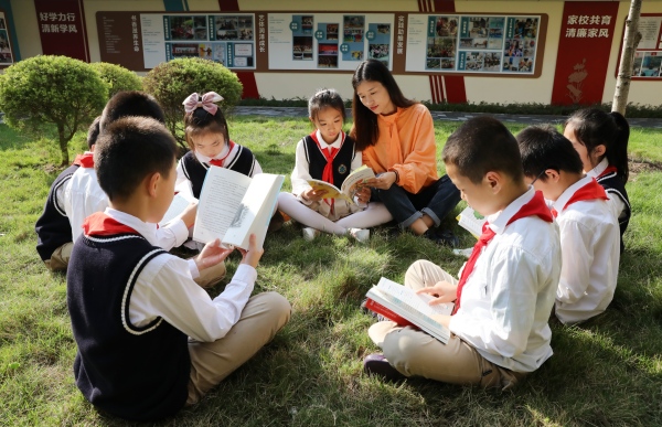 師生閱讀。江北區(qū)新村致遠(yuǎn)實(shí)驗(yàn)小學(xué)校供圖