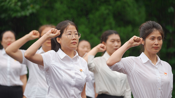 入黨第一課。沙坪壩區(qū)教委供圖