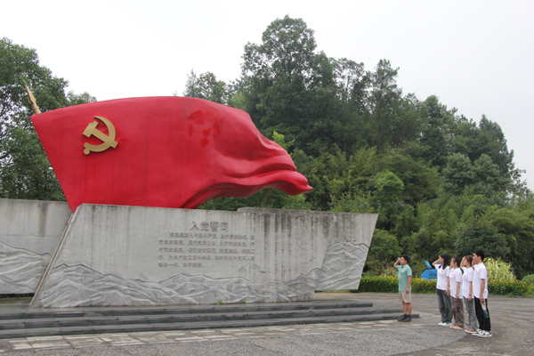 重溫入黨誓詞。重慶理工大學供圖