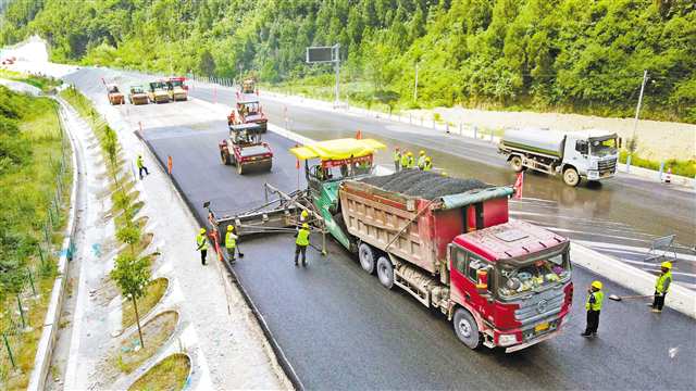 八月七日，渝湘復(fù)線高速彭酉路瀝青路面攤鋪現(xiàn)場，施工人員正在作業(yè)。通訊員 樊志航 攝\視覺重慶