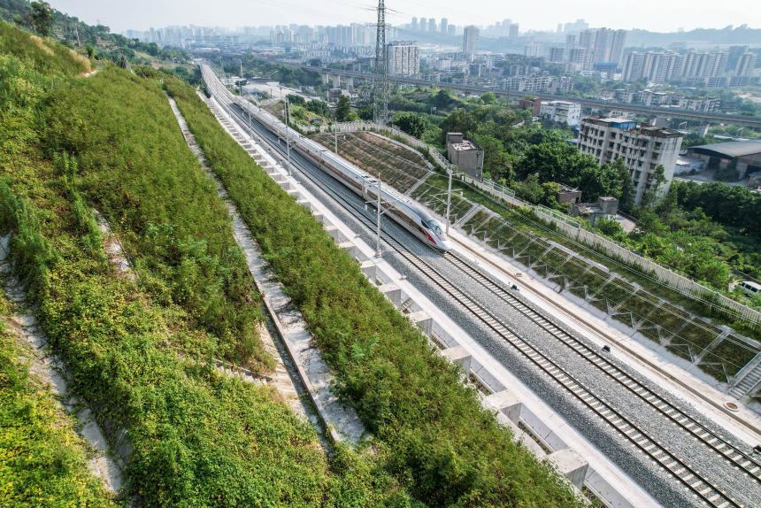 渝昆高鐵首趟試運行動車運行在重慶市九龍坡中獎山下。羅文武攝