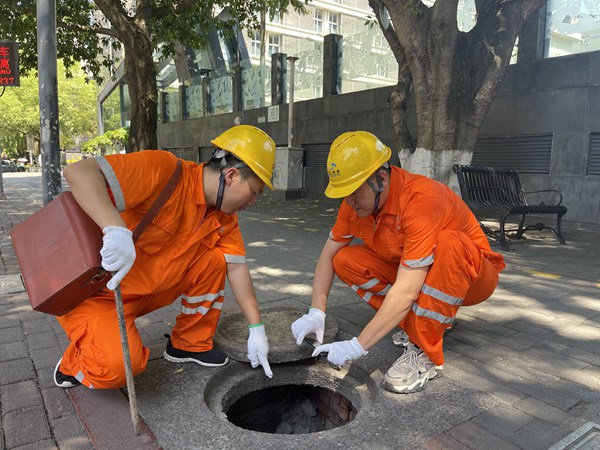 重慶水務(wù)集團(tuán)市自來水公司渝中區(qū)水廠工作人員檢查人和街小學(xué)周邊供水管網(wǎng)。重慶水務(wù)集團(tuán)供圖