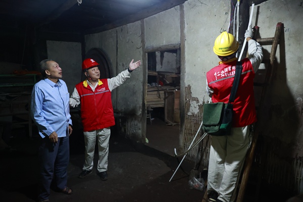 “紅巖電小哥”為用電困難群眾提供幫助。（資料圖）受訪單位供圖