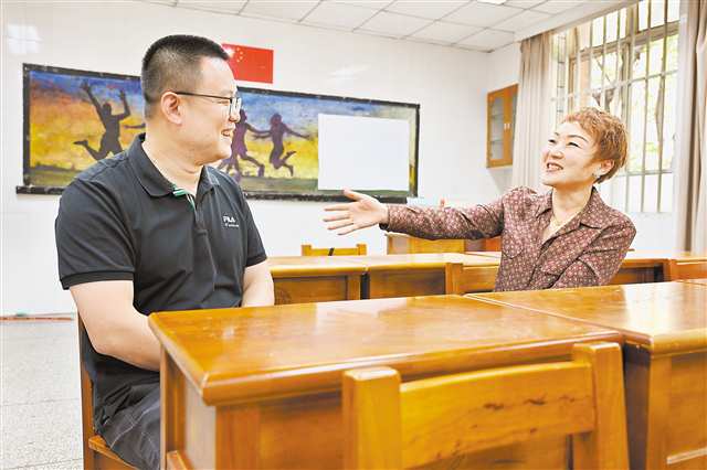 9月9日，八中沙坪壩校區(qū)，嚴(yán)晗（左）和劉軍樺（右）探討教學(xué)問題，回憶往事。記者 張春曉 攝/視覺重慶