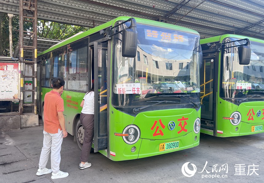 新盛鎮(zhèn)村民搭乘跨省公交車。人民網(wǎng)記者 胡虹攝