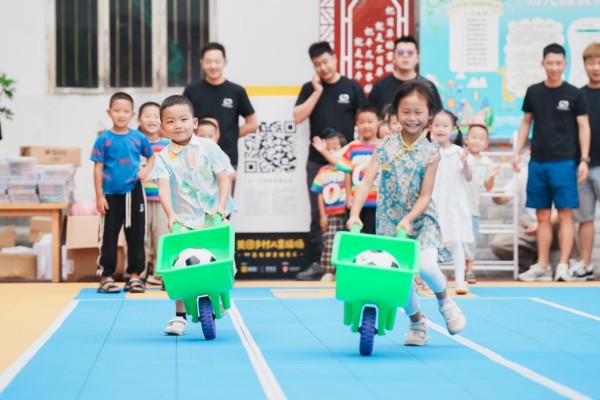 小朋友們積極參加趣味戶外活動(dòng)。黔江太極鎮(zhèn)中心幼兒園供圖