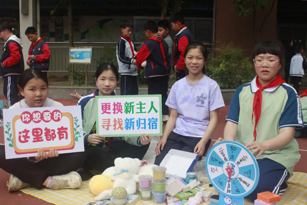 為促銷制作的招牌。永興小學供圖