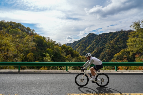 運動員騎行沿途好風(fēng)景。謝智強攝