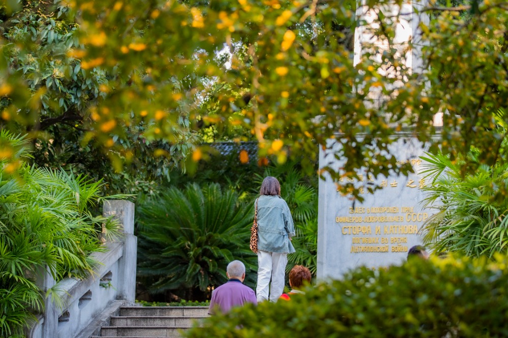 10月15日，渝中區(qū)鵝嶺公園，丹桂飄香，市民游客在公園中游園賞桂。 通訊員 王歡 攝