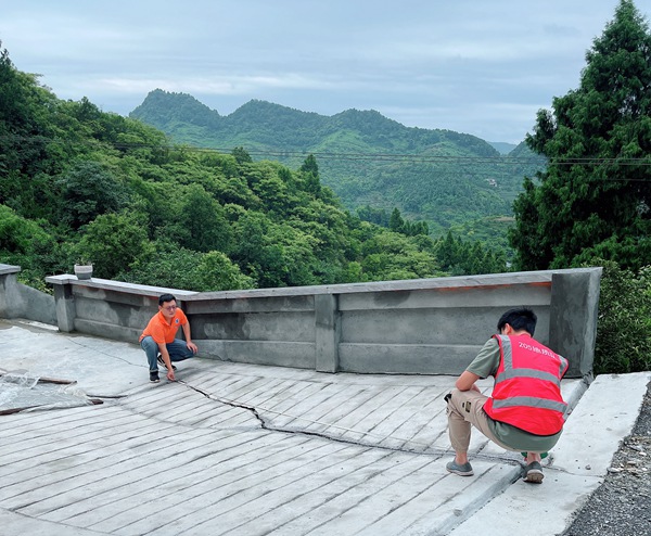 《守護(hù)安全》。7月11日，205地質(zhì)隊(duì)涪陵區(qū)駐守地質(zhì)工程師王墨、黃俊豪開展涪陵區(qū)江北街道雨后核查。韋家項(xiàng)攝