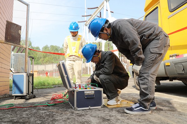 電力員工開展電氣試驗(yàn)。國(guó)網(wǎng)重慶永川供電公司供圖