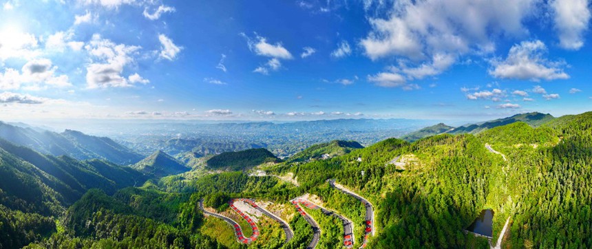 10月18日，梁平區(qū)梁山街道云佛村，榮獲2019年度全國“美麗鄉(xiāng)村路”的梁平區(qū)“二環(huán)路”公路蜿蜒在崇山峻嶺之間，穿越林海，連通鄉(xiāng)村，秀美如畫。特約攝影 劉輝