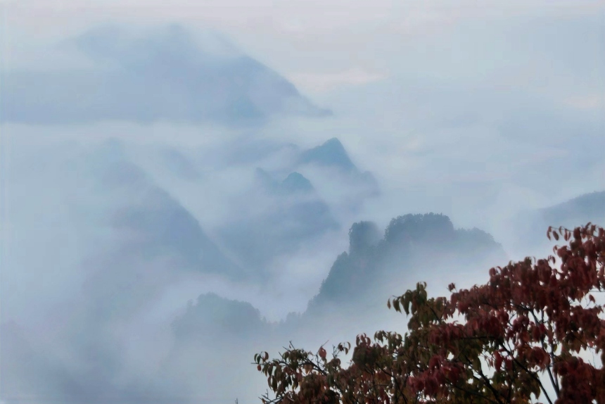 濃霧中的山仿佛水墨畫。任峰攝